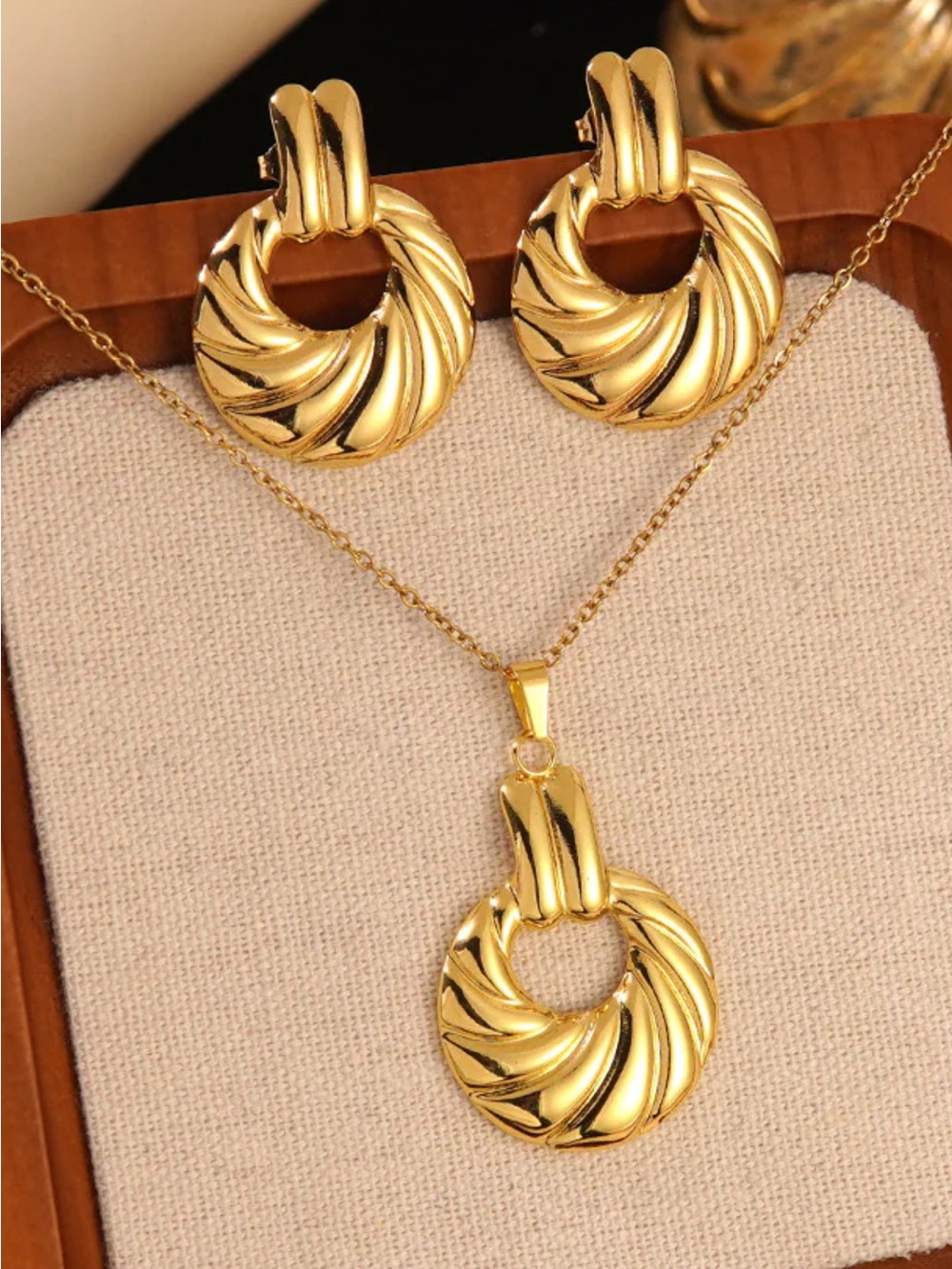 18K Gold Plated Swirl Pendant Necklace and Earrings Set - NWOT